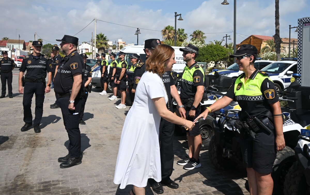 María José Catalá ha visitado la playa